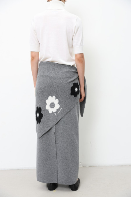 Grey Triangular Knitted Scarf With Flowers Grey Triangular Knitted Scarf With Flowers
