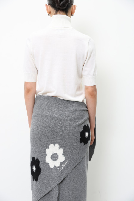 Grey Triangular Knitted Scarf With Flowers Grey Triangular Knitted Scarf With Flowers