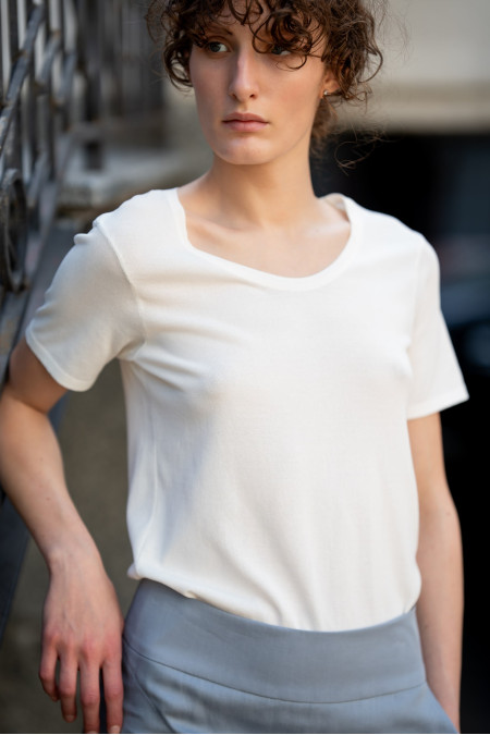 Off-White Viscose Short-Sleeved U-Neck Jumper Off-White Viscose Short-Sleeved U-Neck Jumper